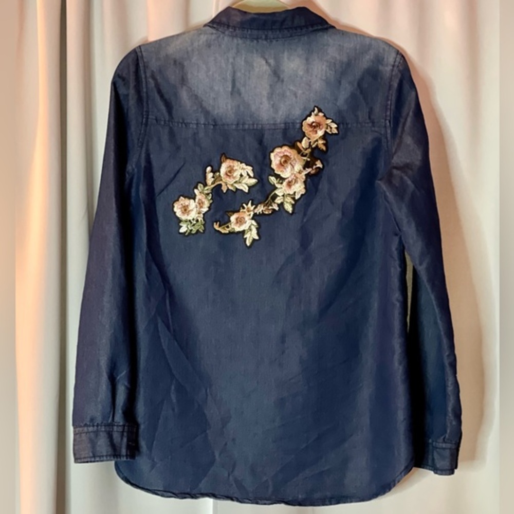 Polly & Esther Womens Blue Denim Floral Embroidered Back Button Down Shirt Med